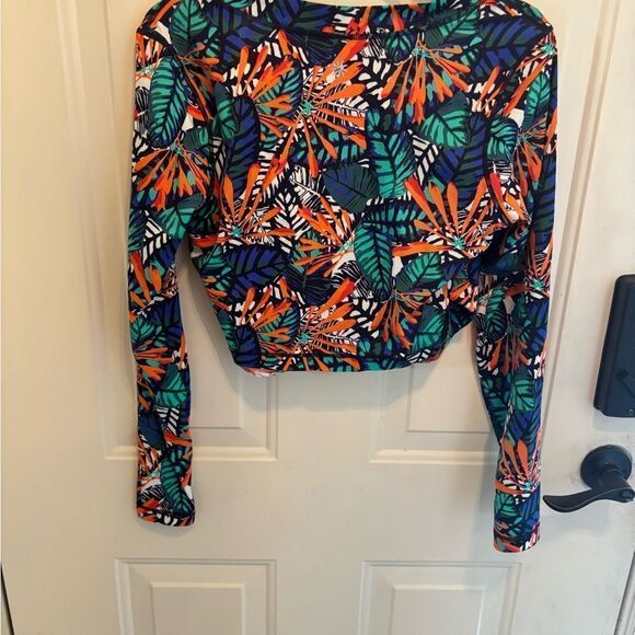 Athleta Hanalei Crop wrap top in Tropical Print size L - Picture 2 of 4